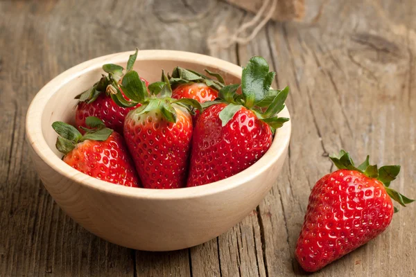 Bowl of strawberries — Stock Photo, Image