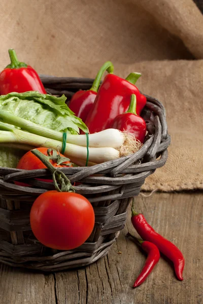 Mandje met verse groenten — Stockfoto