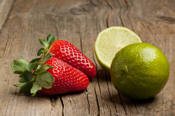 Aardbeien en kalk — Stockfoto