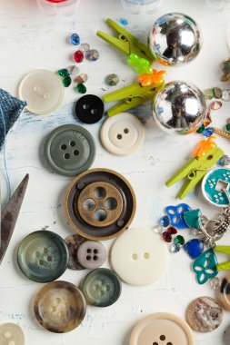çeşitli düğmeler ve iğne koleksiyonu