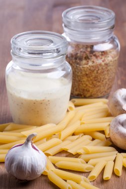 hardal ve mayonez ile makarna