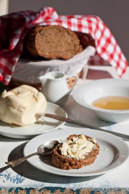 Tereyağlı ve ballı taze ekmek