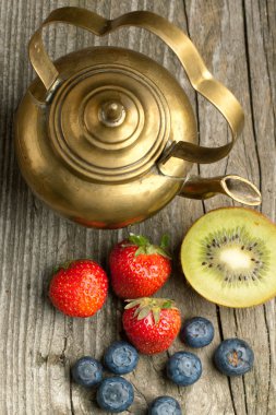 meyve ile eski çaydanlık