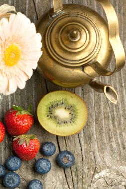 fruites eski çaydanlık ile karıştırın