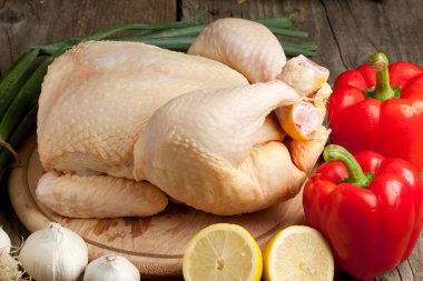 çiğ tavuk ve sebze.