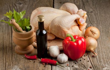 çiğ tavuk ve sebze.