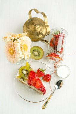 meyveli kek ve çaydanlık