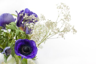 Mavi anemon çiçeği buketi