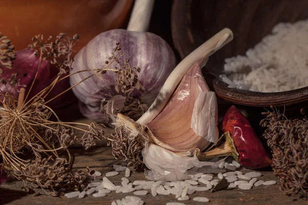 sarımsak masanın üzerine bir sürü