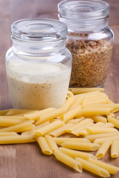 Mostaza y mayonesa con pasta — Foto de Stock