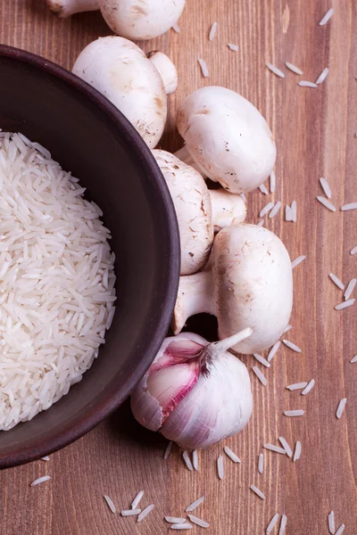 Arroz en tazón con setas — Foto de Stock