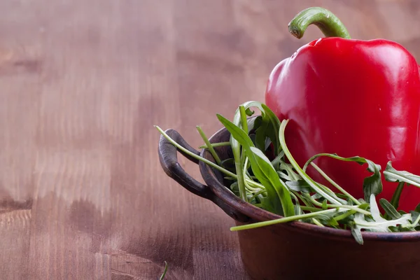 Roter Paprika und Salat — Stockfoto