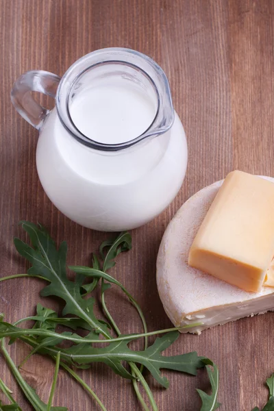 Fehér sajt és a tej — Stock Fotó