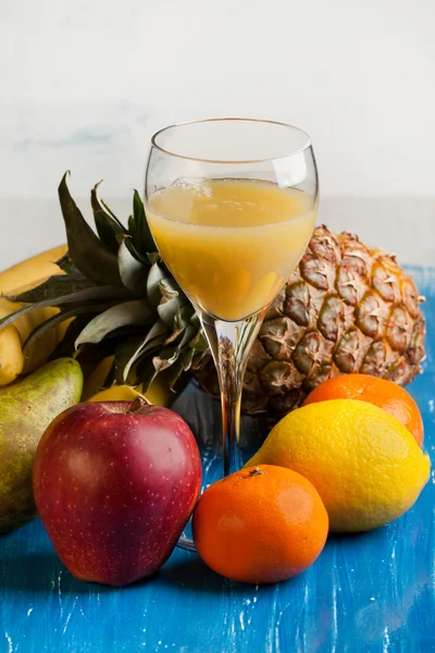 Frutas frescas diversas con el jugo —  Fotos de Stock