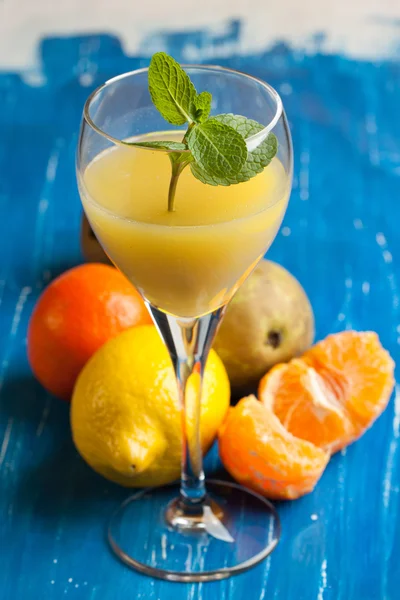 Sumo de laranja e frutas frescas — Fotografia de Stock