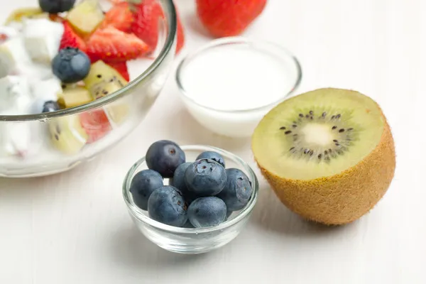 Mezcla de frutas con crema —  Fotos de Stock