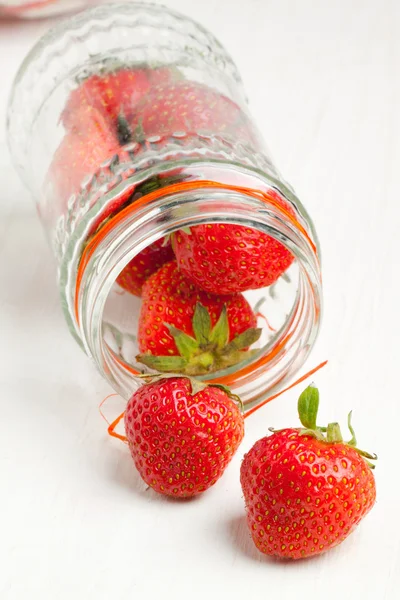 Pot van verse aardbeien — Stockfoto