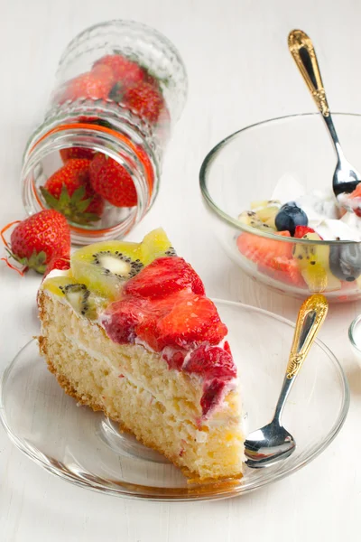 Desayuno con pastel de frutas y ensalada — Foto de Stock