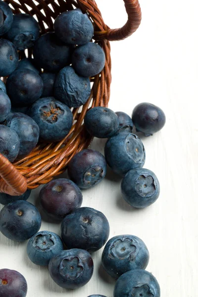 篮子里的新鲜蓝莓 — 图库照片