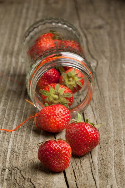 Topf mit frischen Erdbeeren — Stockfoto