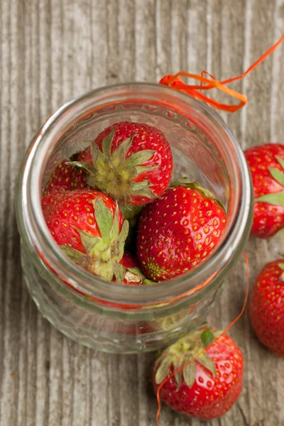 Topf mit frischen Erdbeeren — Stockfoto