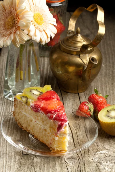 Gâteau aux fruits et théière — Photo