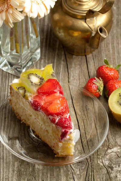 Obstkuchen und alte Teekanne — Stockfoto