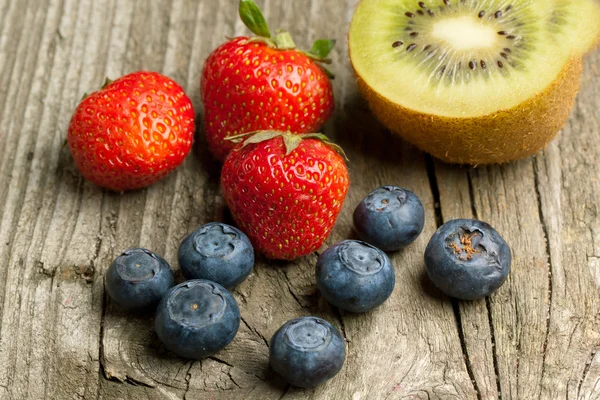Strawberries, blueberries and kiwi — Stock Photo, Image