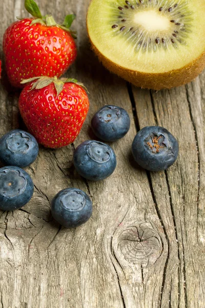 Fresas frescas, arándanos y kiwi — Foto de Stock