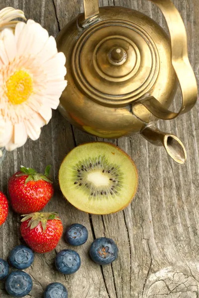 fruites eski çaydanlık ile karıştırın