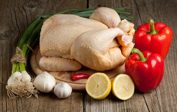 çiğ tavuk ve sebze.