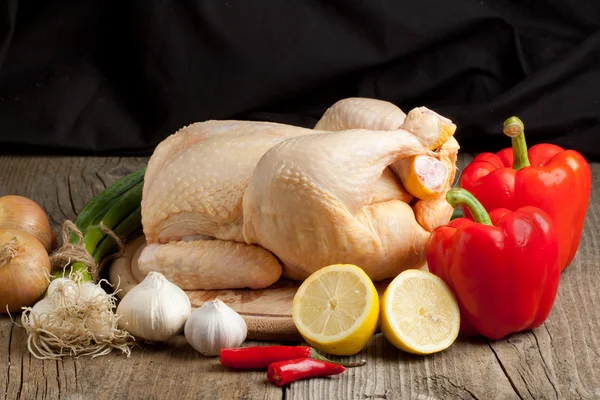 Ayam mentah dengan sayuran — Stok Foto