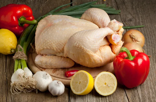 Сырая курица с овощами — стоковое фото
