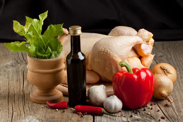 Rå kyckling med grönsaker — Stockfoto