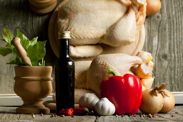Винтажный раствор, сырая курица и смесь овощей с рефлексом — стоковое фото