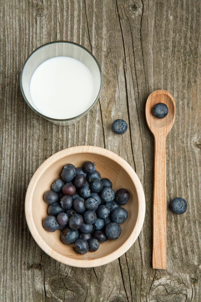新鲜蓝莓的碗和一杯牛奶 — 图库照片