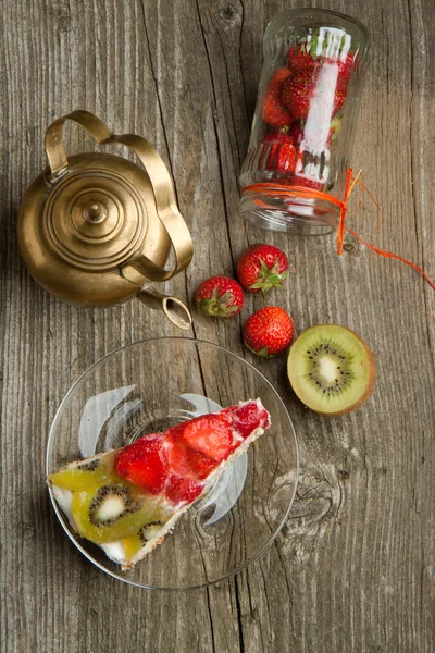 Cake van het fruit en theepot — Stockfoto