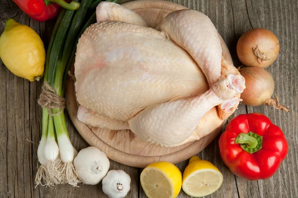 çiğ tavuk ve sebze.