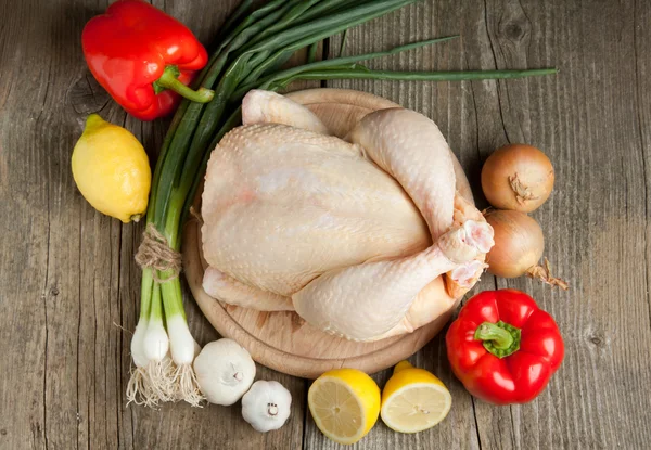 Rohes Huhn mit Gemüse — Stockfoto