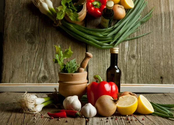 Argamassa vintage e mistura de legumes com reflexo — Fotografia de Stock