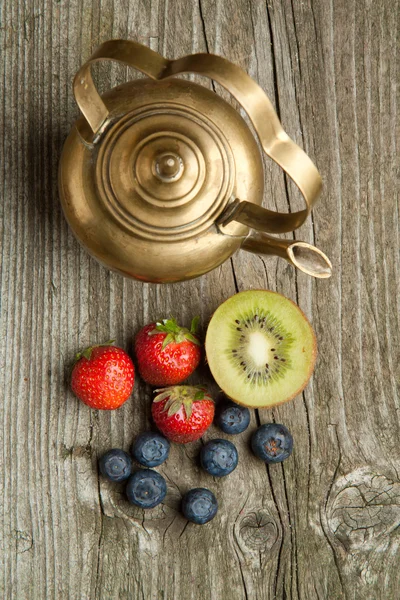 Tetera vieja con frutas —  Fotos de Stock