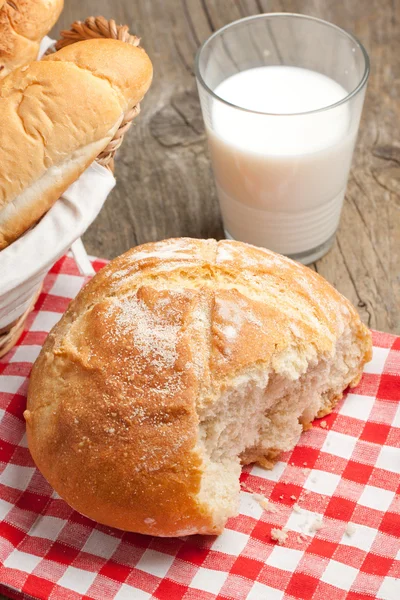 Завтрак со свежим хлебом — стоковое фото