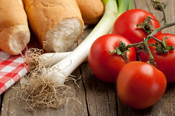 Mischung aus frischem Gemüse und Brot — Stockfoto