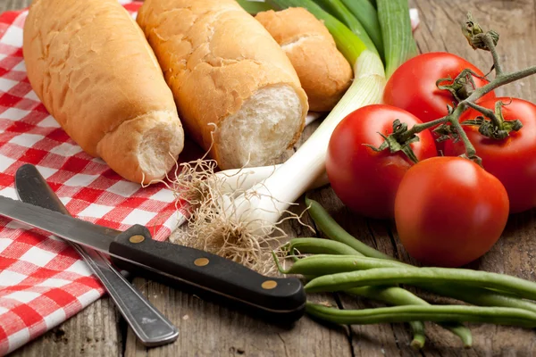 Frisches Brot und Gemüse — Stockfoto