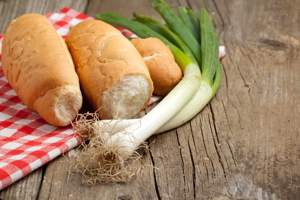 Taze ekmek ve soğan — Stok fotoğraf