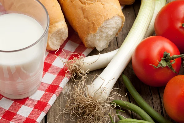 Směs čerstvé zeleniny s chlebem a mléko — Stock fotografie