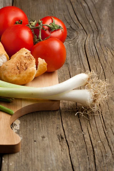 Mischung aus frischem Gemüse und Brot — Stockfoto