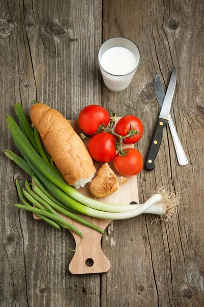 Mischung aus frischem Gemüse und Brot — Stockfoto