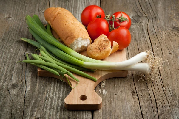 Vers brood en groenten — Stockfoto