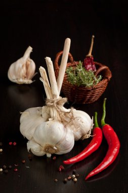 sarımsak, biber ve kekik demet